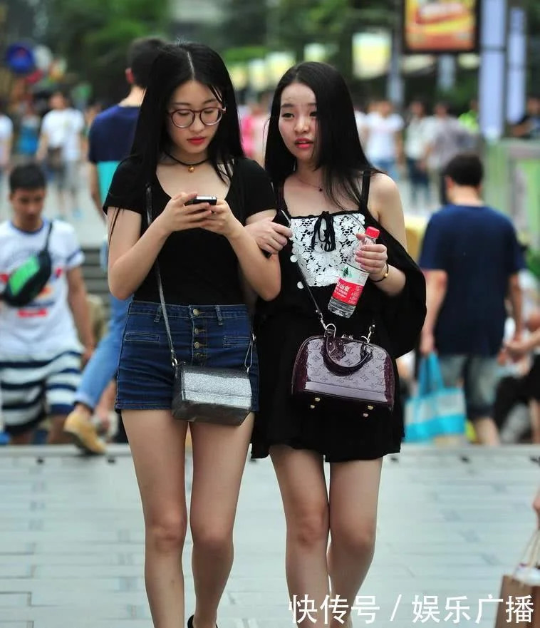 两小无猜小闺蜜，风格穿搭惹人醉，一个青春一个清纯