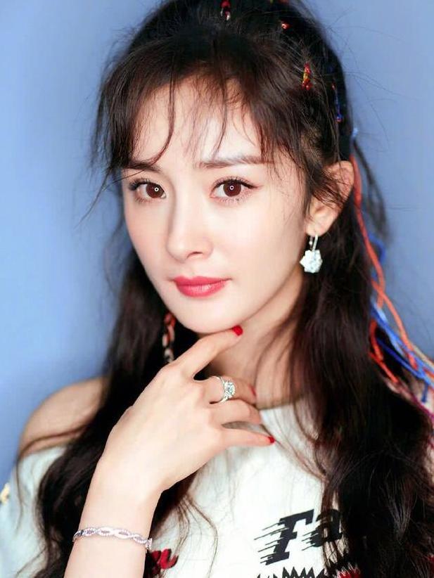 杨幂baby撞上彩色辫子，同为时尚辣妈，气质差别咋这么大？