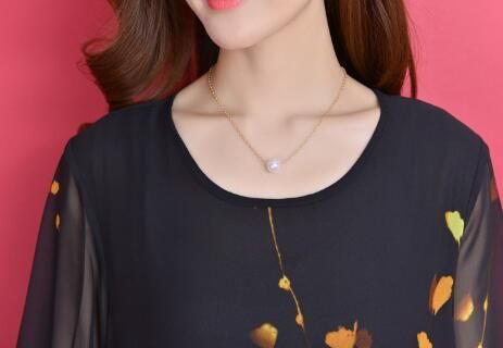 现在的女人真会打扮，外出都穿这“欧根纱”，纤薄透气又迷人