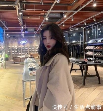 卫衣:“可爱精”洪智允上线!麦色大衣搭配同色系卫衣,保暖又有气质!