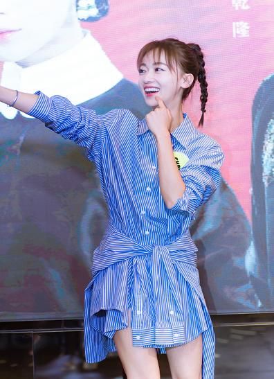 吴谨言拍摄照片太撩人，肉粉色的V领内衬，网友:傅恒哪里受得了