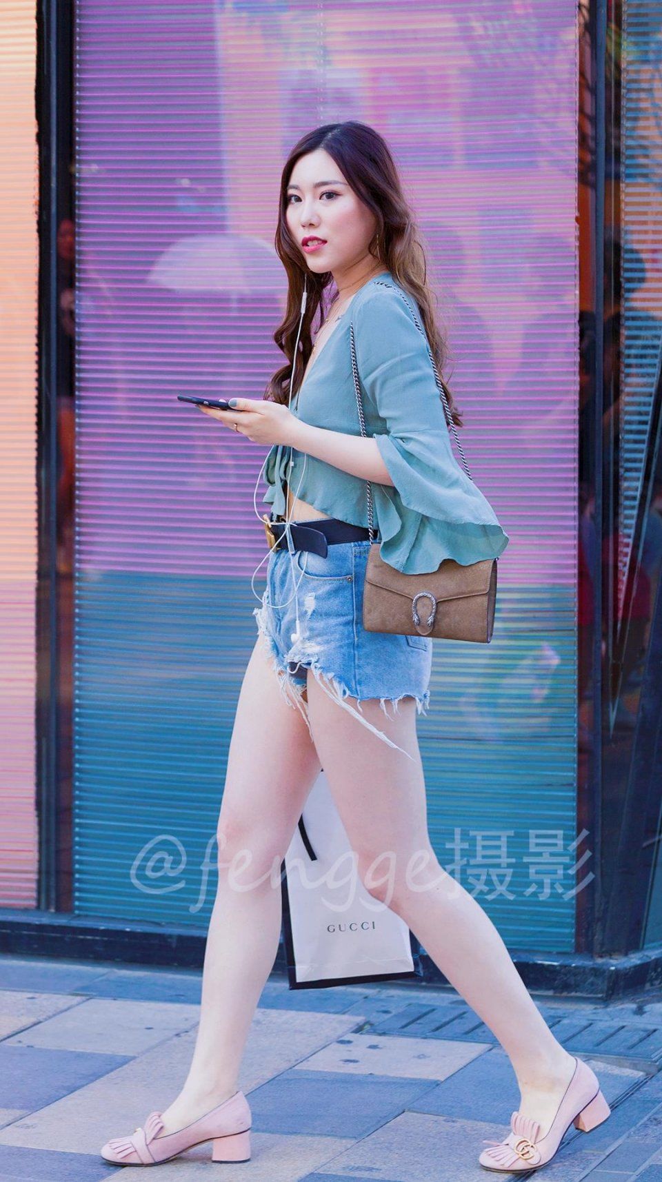 街拍:三里屯来了个梨形身材的姑娘，个性时尚颇具亲和力