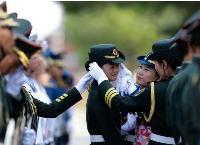 我国仪仗队女兵要求严格,身高美貌学历无一例