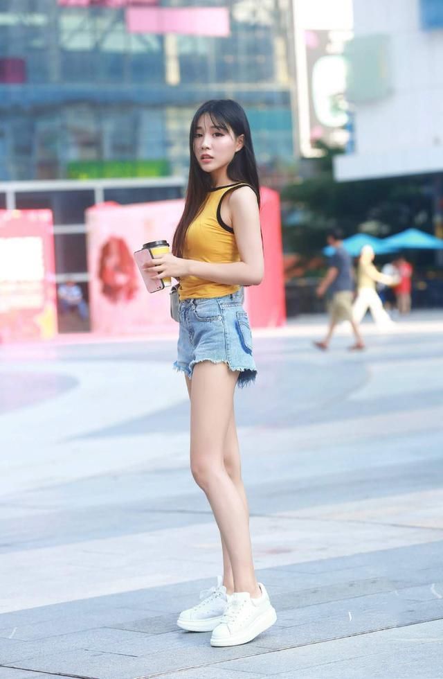 街拍:小美女纯洁亮丽脸蛋精致，令人心动不已!