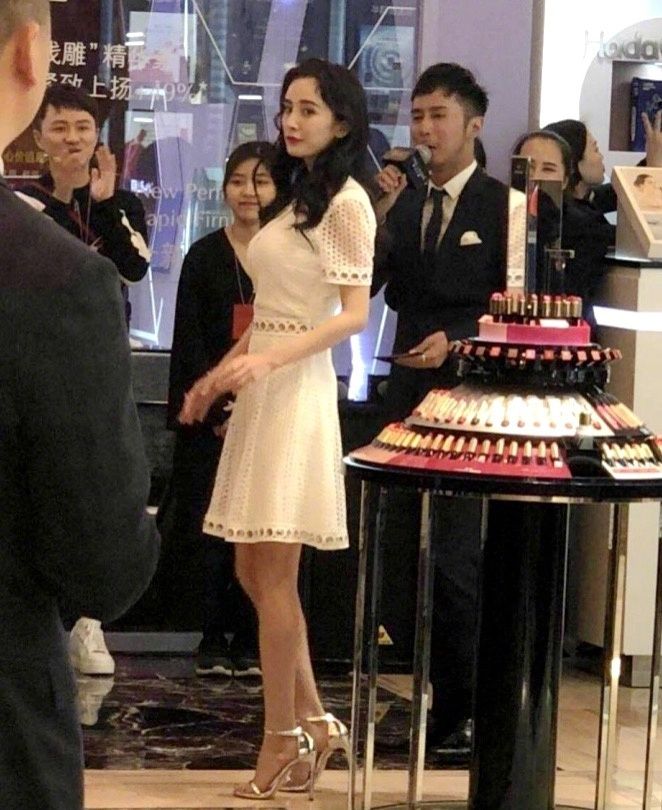 杨幂路人照,白色收腰连衣裙,小蛮腰,笔直的腿让人羡慕啊