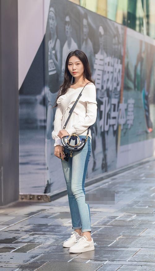 街拍：穿衣越来越没有底线了？图五热裤短到极致，图六直接不穿！