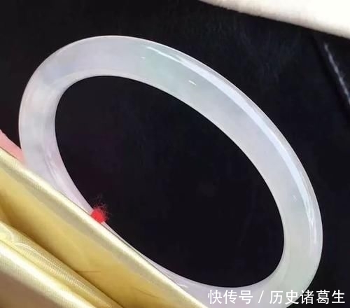  『气质』30上下的女人想要有气质，戴什么翡翠好？一定要选它！