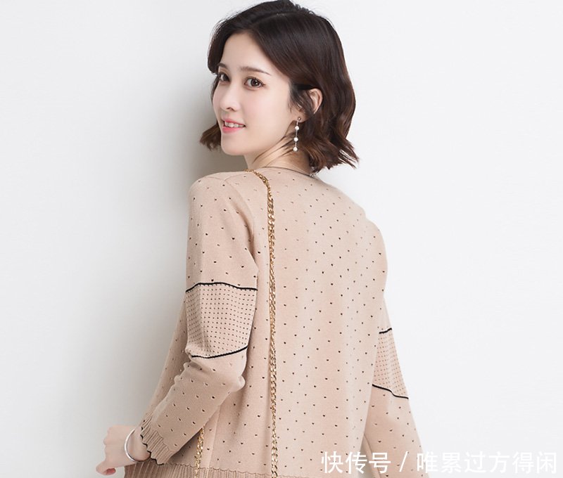 小脚裤赶紧扔了吧！现在早秋流行：针织衣+烟管裤，更显高级美