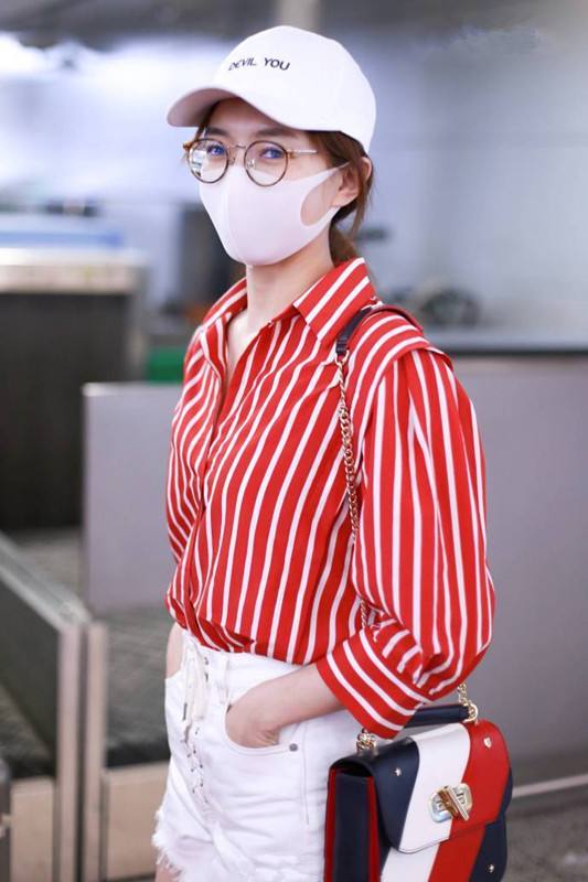 看了31岁江疏影穿短裤，再看看28岁谭松韵，网友：一个比一个嫩