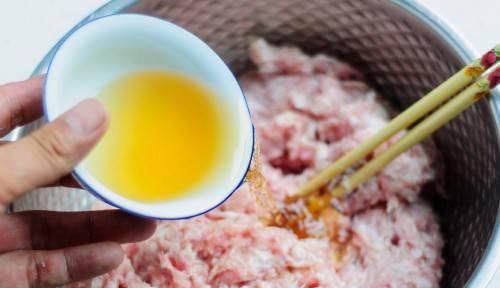  「软嫩」爱吃水饺的注意了！水饺馅里加些这个饺子喷香软嫩多汁！