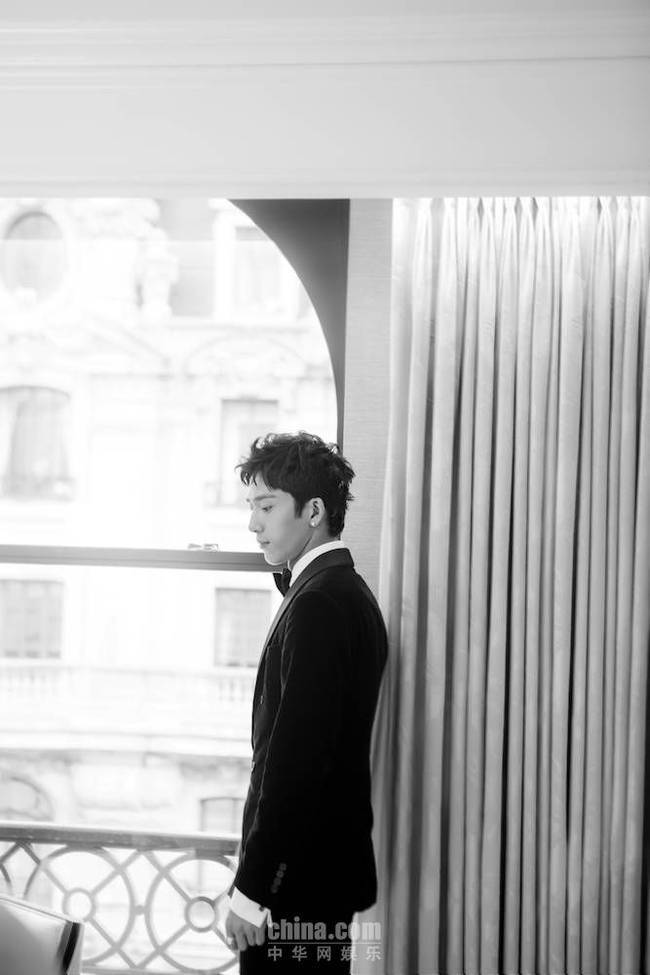 井柏然首启纽约时装周 丝绒西装演绎绅士浪漫