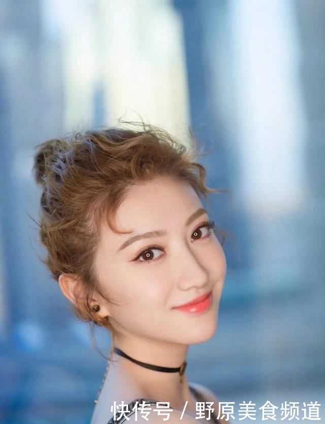  『扎发』奔三的女人别总披头散发！脸上有这4个特征，扎发更有女神魅力