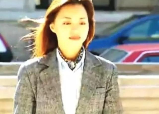 「岁时」董卿20岁时照片曝光,满脸的胶原蛋白,全身散发书香气