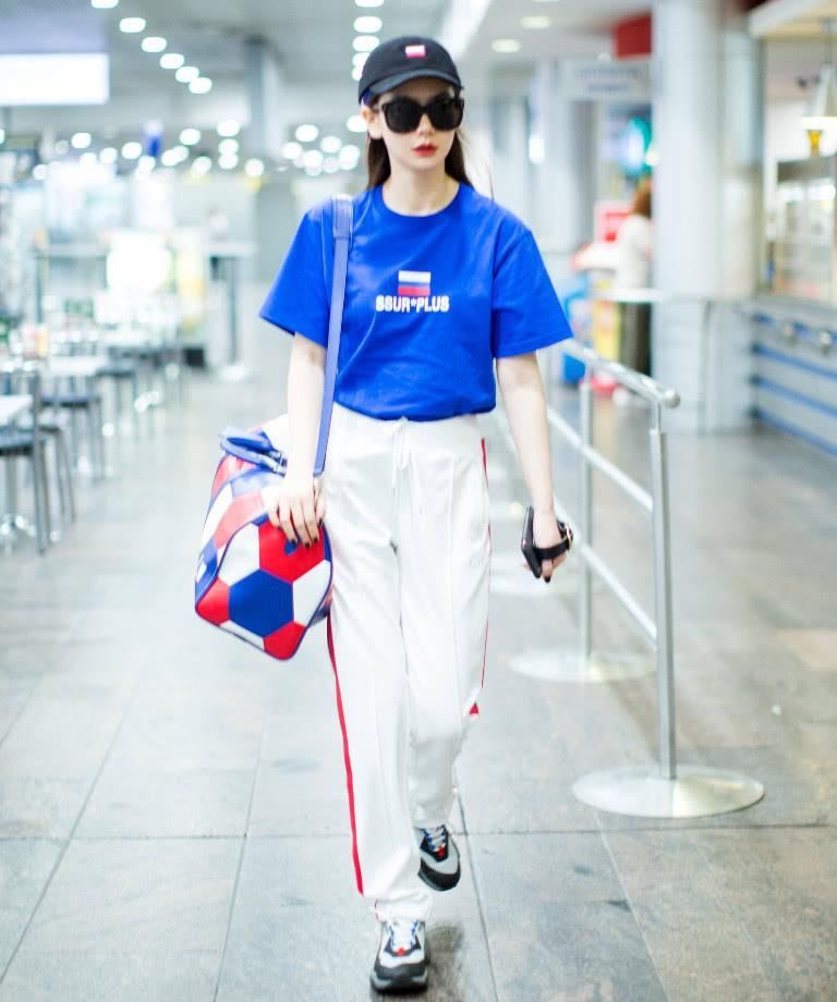 戚薇太会穿啦!白衬衫配黑短裤秀出大长腿，网友:戚哥白的反光