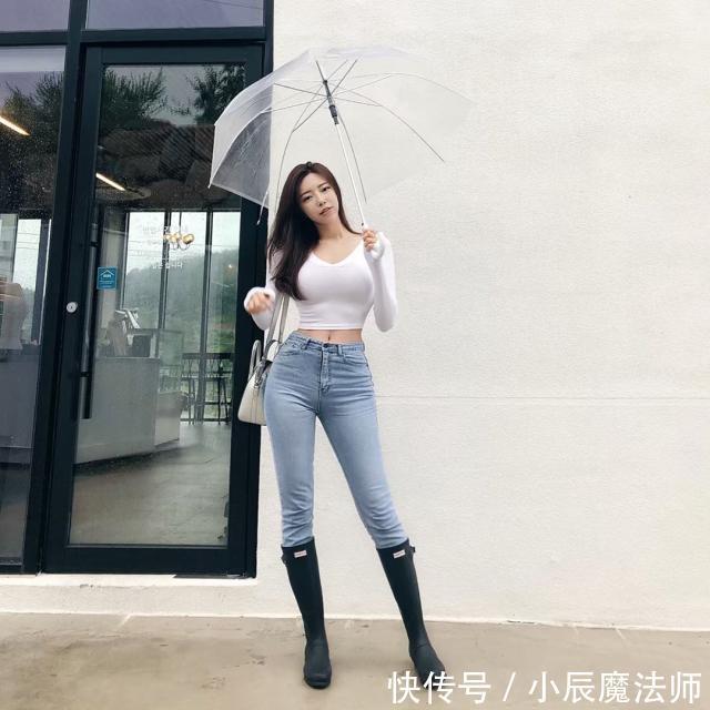  「气质」牛仔裤小姐姐，展现女性清新自然美，尽显端庄优雅气质！
