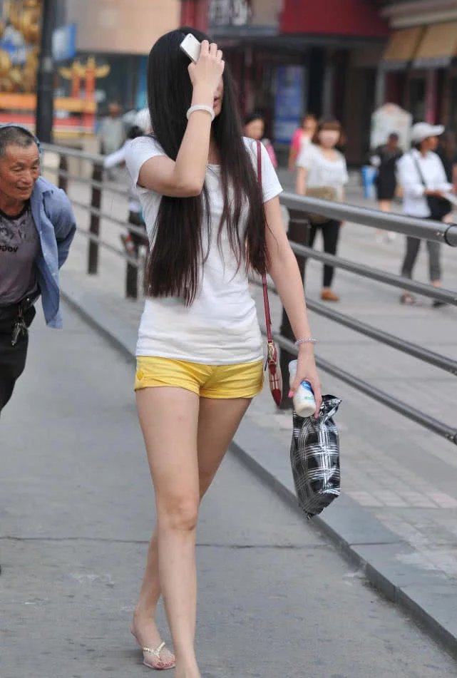 俏丽小姐姐小短裤穿出丰韵的臀部曲线，走路来姿态摇摆很吸睛