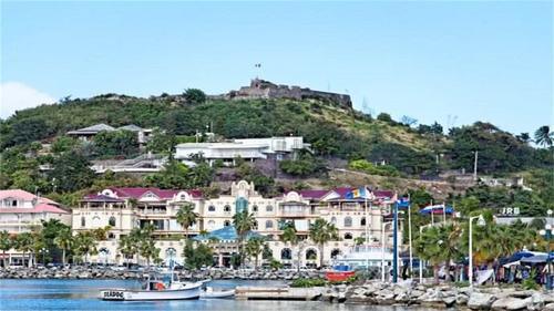 一个小岛被两个国家分：曾修界16次，如今穿越界限不需任何手续