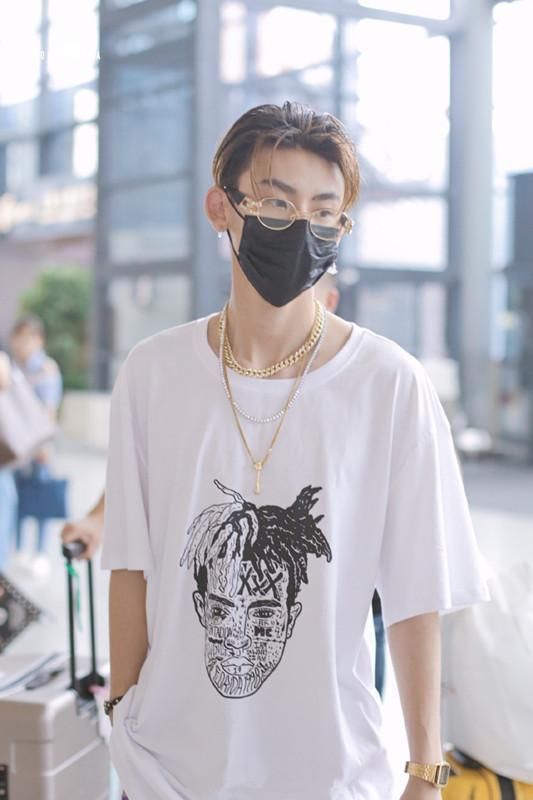 王琳凯难得戴口罩出门，这么低调，难道是被说得不敢化妆了?