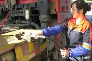 加油站员工资不到2500元，干脏活累活，为何还有人抢着干？