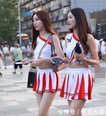  美女■街拍美女小姐姐：闺蜜行,这样出风头,能考虑一下路人的感受吗！