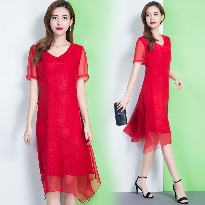 女人一旦过53，不缺钱的，中高级裙+小高跟，美得让人措手不及