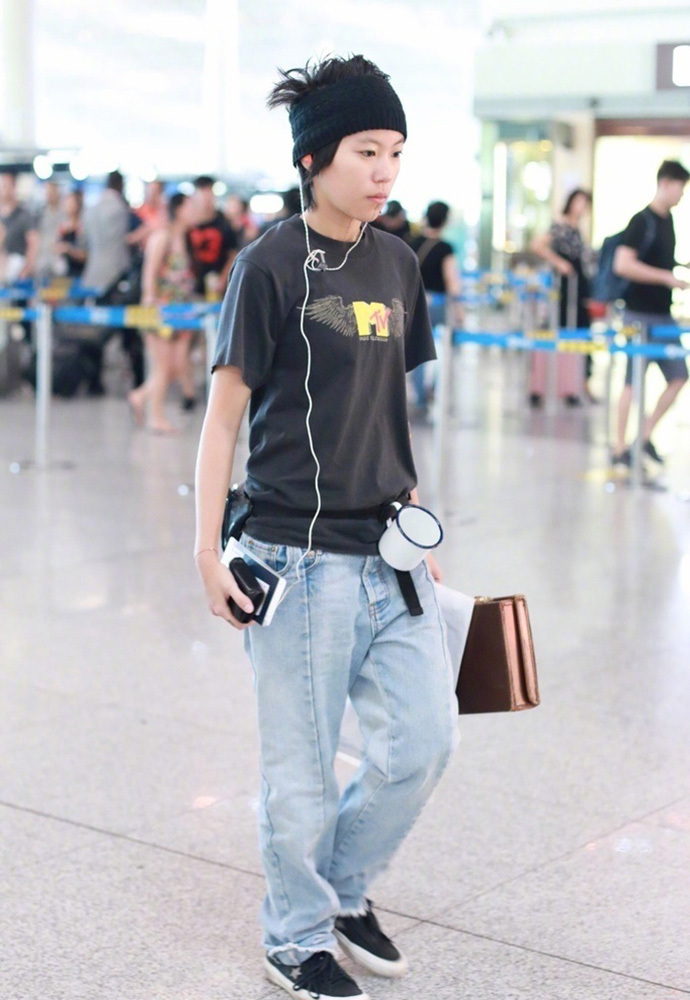 窦靖童又把茶缸子挂腰上，大夏天却穿毛衣，网友：王菲这都不管？