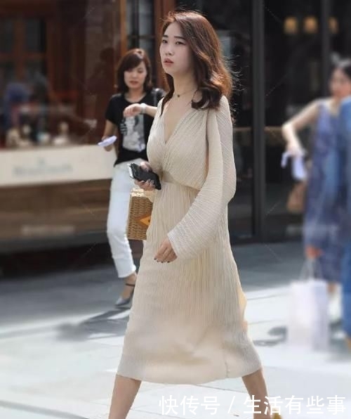  「竹筐」这位小姐姐的“竹筐包”亮了！一身裸色长裙时尚极了，引领潮流！