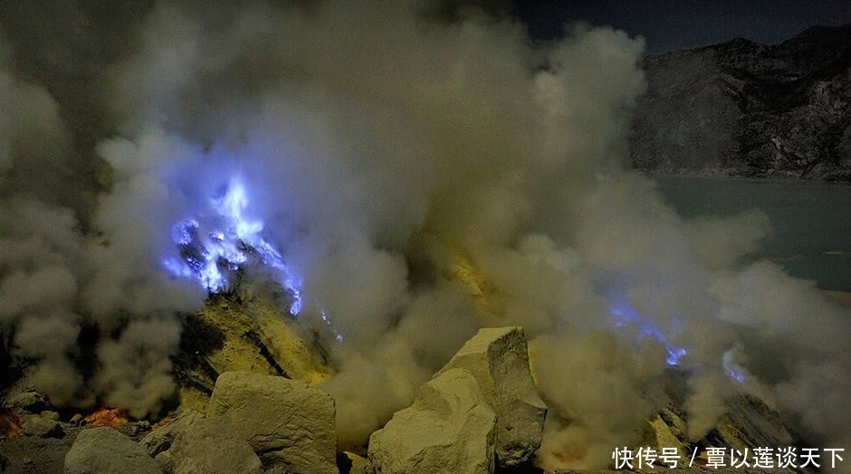 印度火山喷出梦幻蓝色火焰，世间罕见，印度居民冒险捡硫磺赚钱！