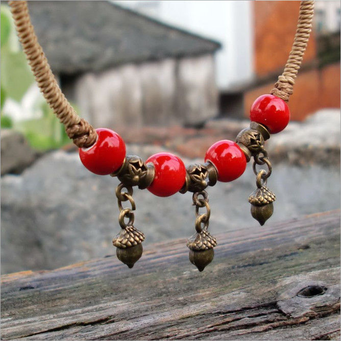 白嫩嫩的三寸金莲别藏着,夹趾凉鞋性感撩人,配脚链充满女人味