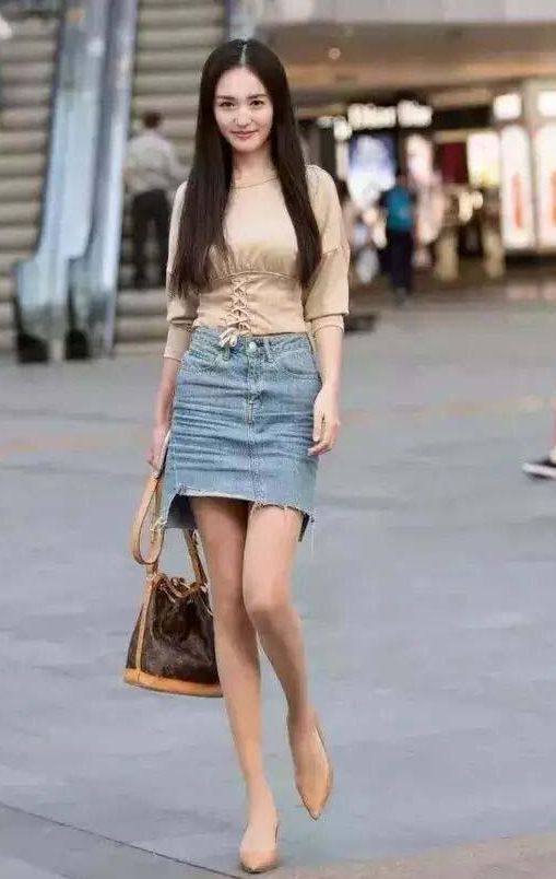 街拍：牛仔裙小姐姐, 身材苗条，修长美腿，看起来性感火辣！