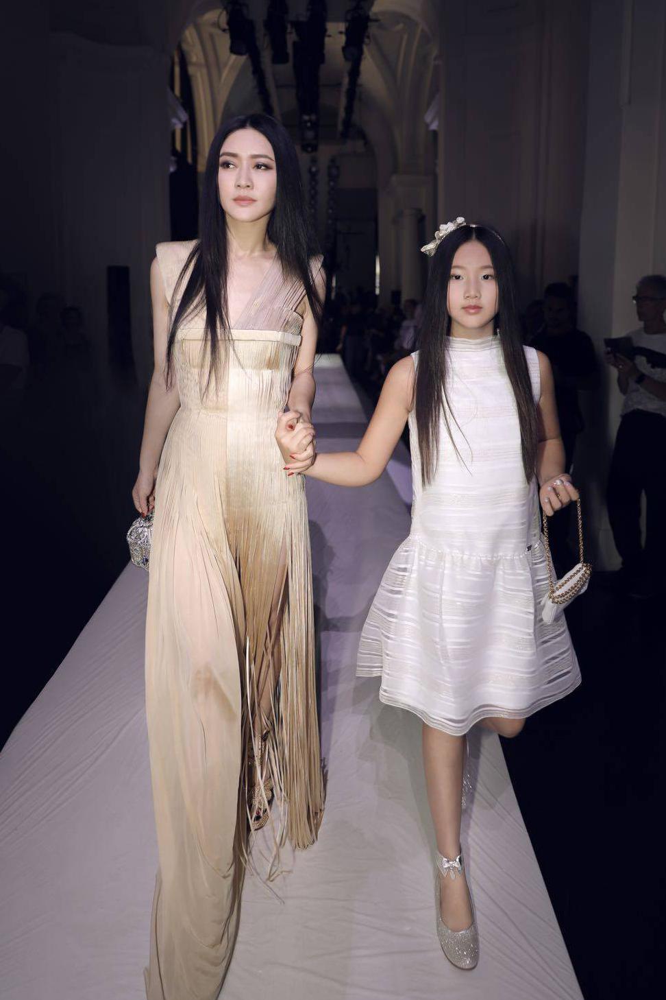 这对母女才是时尚圈高级范儿的示范，李湘母女在她们面前都显得lo