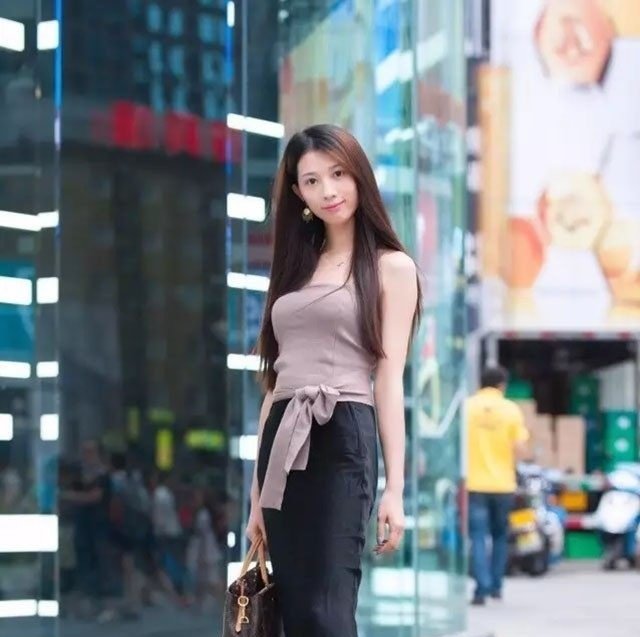 成都路人街拍好不好看我不说， 但胸前风景无限