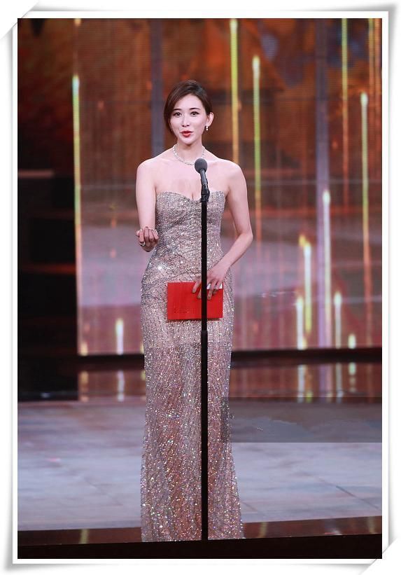 一直以为林志玲穿人鱼裙是全世界,看到马伊琍这效果,我无话可说