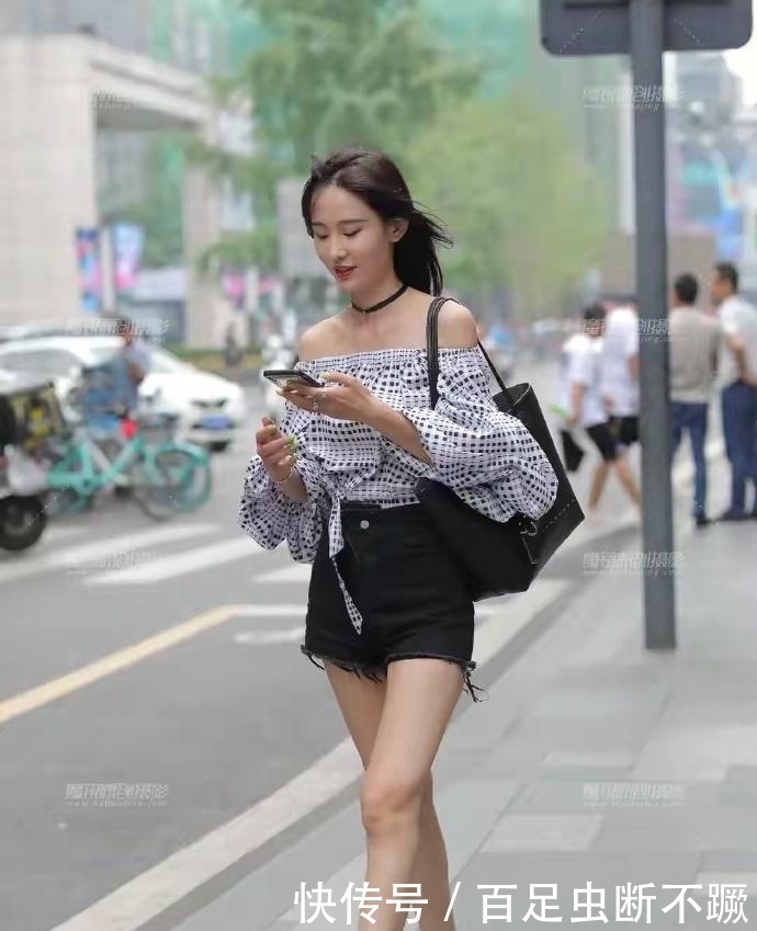  『美女』美女黑色牛仔裤搭蓝色小衬衫，风格清爽，性感永恒！