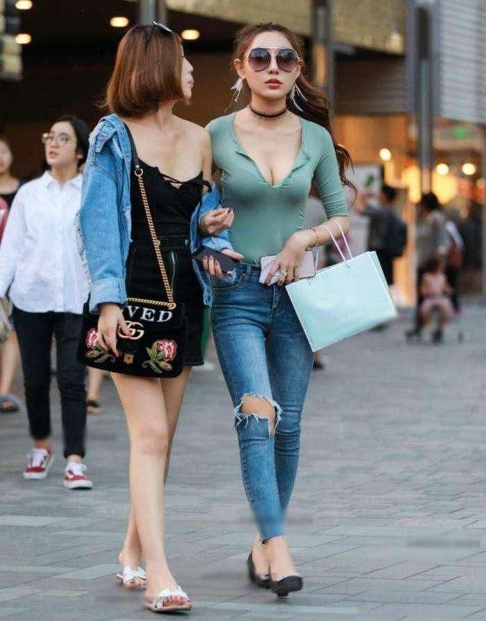 街拍: 美女穿搭裹胸绑那么松, 不怕掉下来吗?