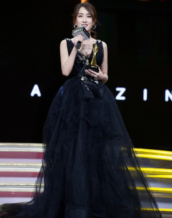 马苏穿低胸裙真美，却被“地中海刘海”毁了气质，比身旁大叔丑!