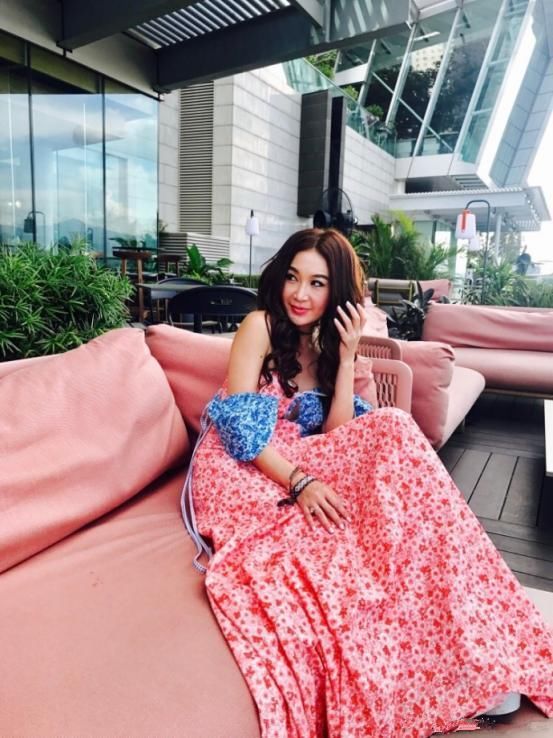 温碧霞真会装!52岁居然学25岁姑娘穿粉裙，网友:说她25我也信