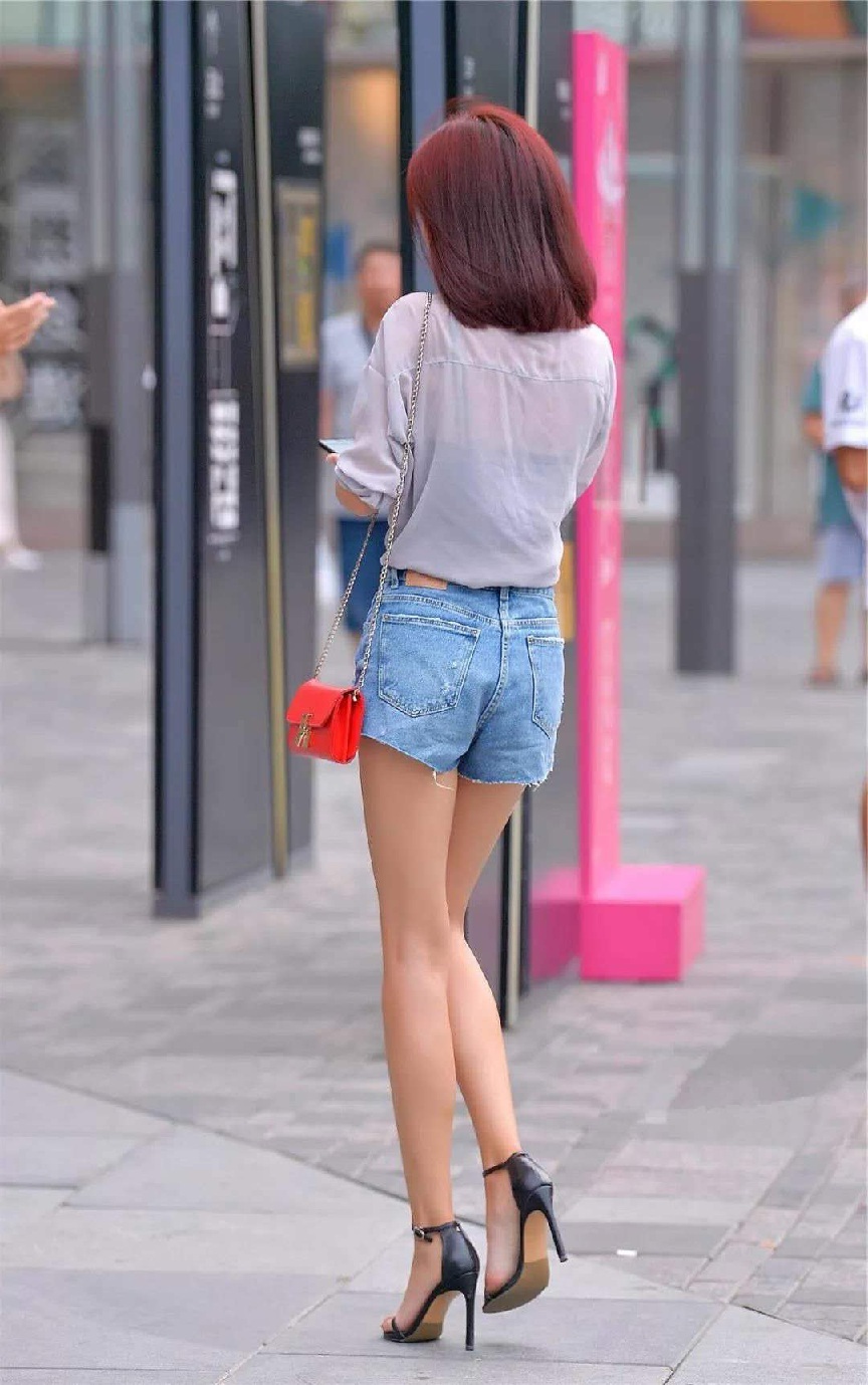 气质小姐姐性感透视装营造朦胧美感，小麦色筷子美腿看点十足