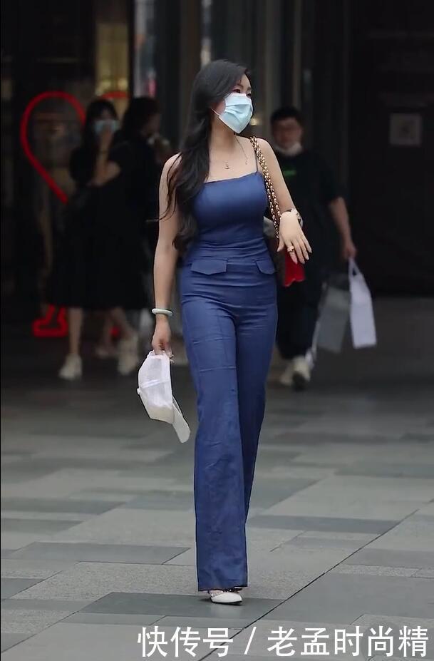  「钉子」街拍：美女穿搭就是“另类”, 裤子都快拖到地了, 鞋子还装几圈“钉子”