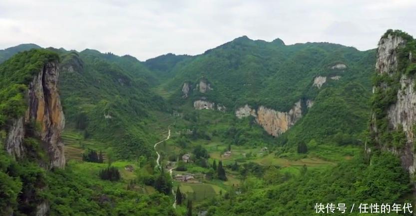 云南一座偏僻的小村庄,有户人家将房子建岩洞里,避世隐居