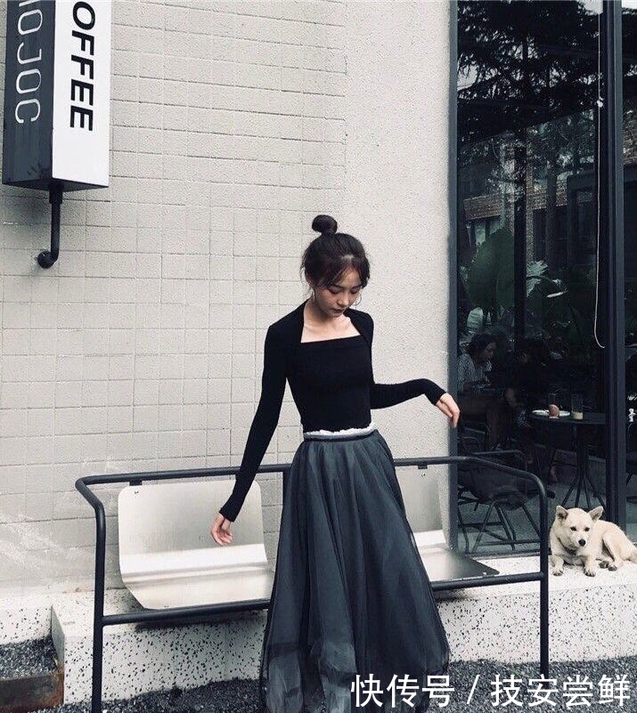 「皮肤很」街拍:小姐姐身穿白色长裙,样子非常可爱,很有少女范