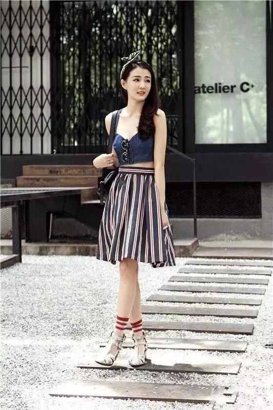 当杨幂与徐璐同穿黑色抹胸裙，网友：终于知道清新和油腻的差距了