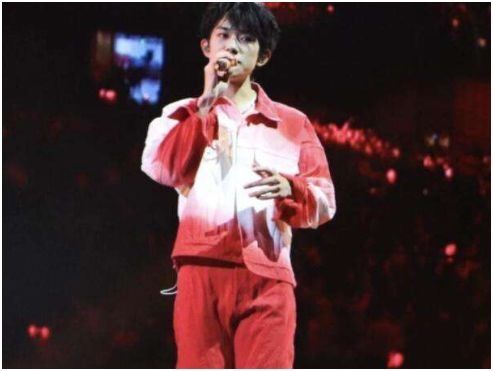 易烊千玺送粉丝口红