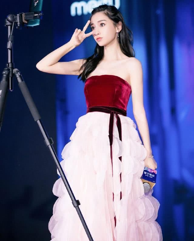 baby一袭抹胸裙亮相活动,明明已经30，却穿出了初恋的感觉