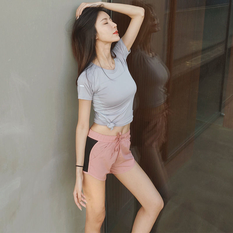 健身房的妹子真会穿,紧身健身服勾勒腰线,小露蛮腰,简直太迷人