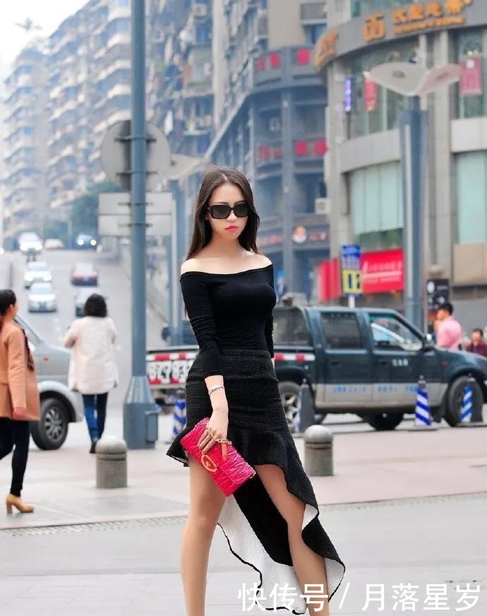  『十足』美女街拍：美女个子非常高，乌黑靓丽的秀发散落在肩上，妩媚感十足