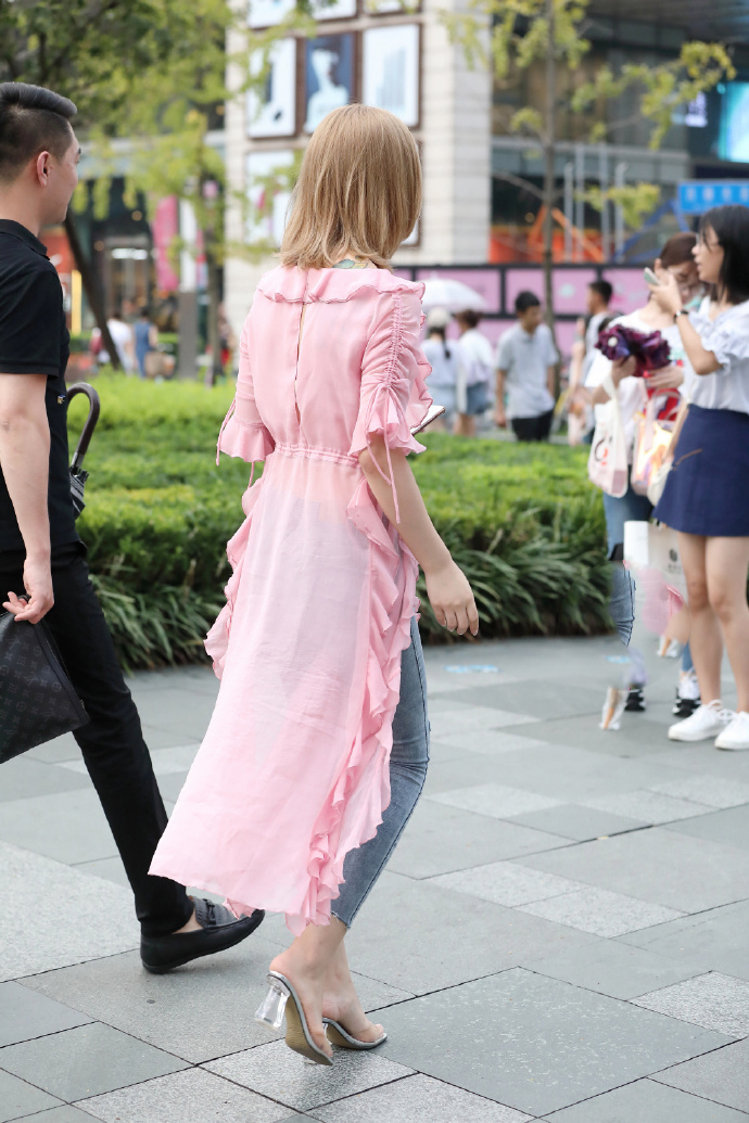 『 辣妈』成熟显身材,这衣服真有特色,牛仔紧身辣妈