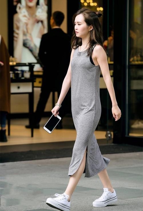 小姐姐一袭紧身开叉连衣裙，身材凹凸有致，转身后亮了