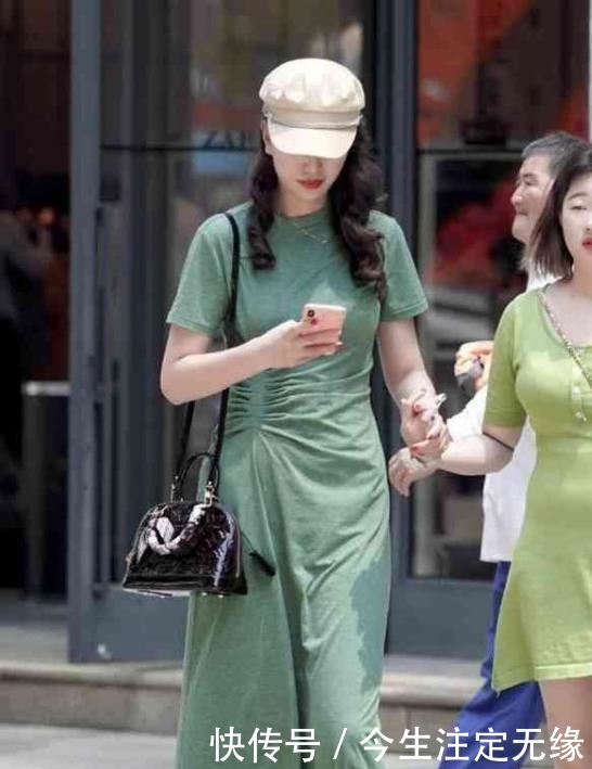  【风范】街拍：柔情绰态的美女，一件黑色的连衣裙，时尚女神风范