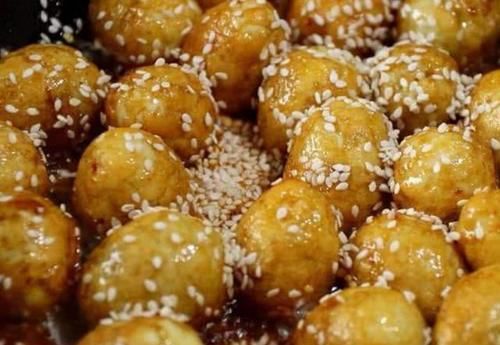  『下饭』这道菜，下饭下酒香辣过瘾，鹌鹑蛋制作简单，家常美味